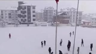 Müdürün anonsuyla bahçeye çıkan öğrenciler öğretmenleriyle kartopu oynadı