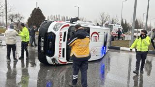 Kütahya'da otomobil, ambulansa işte böyle çarptı