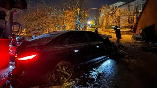 Yokuşta kayan otomobil taksiye ve evlere çarptı: O anlar kamerada