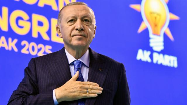 Çeyrek asrı geride bırakan AK Parti, yeni yaşını kutlamaya hazırlanıyor haber görseli
