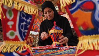Gazzeli kadın, yardım kutularından Ramazan fenerleri yapıyor