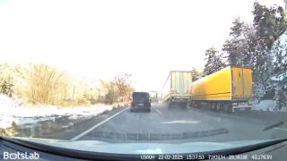 Seyir halindeki tırın dorsesi koptu: O anlar kamerada