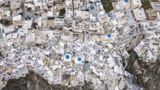 Yunanistan’ın turizm merkezi Santorini, hayalet kenti anımsatıyor