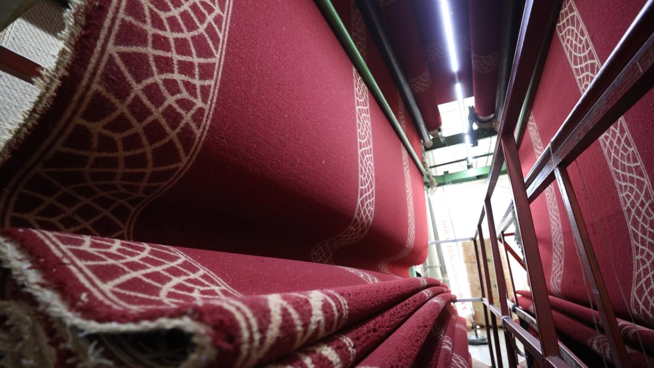 Hazırlanan ilk halılar camiye serildi