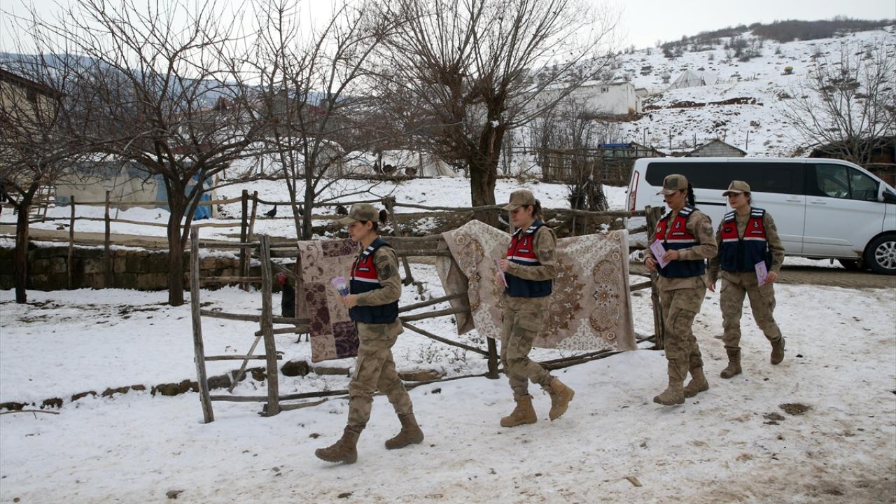 Kadın komutanlar köy köy gezerek KADES'i anlatıyor