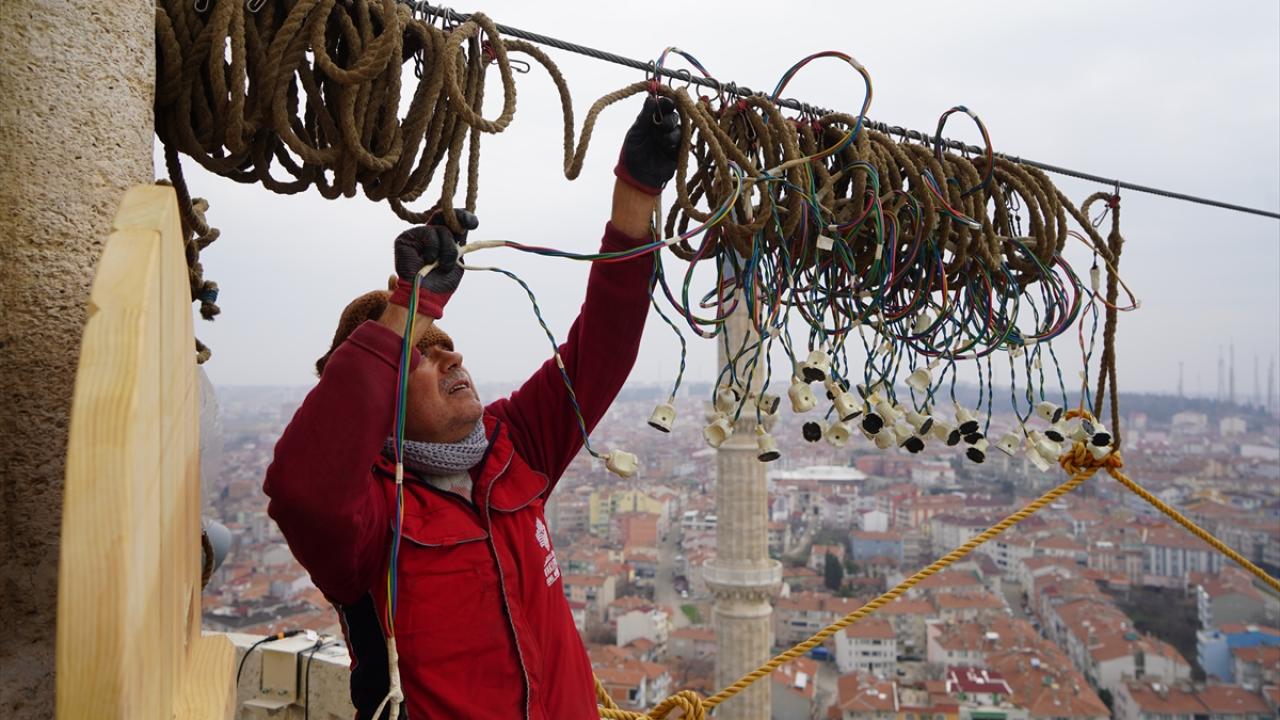Selimiye Camii'nin minareleri mahyayla süslenmeye başlandı