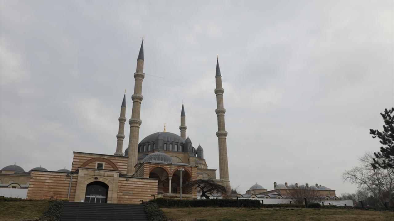 Selimiye Camii'nin minareleri mahyayla süslenmeye başlandı