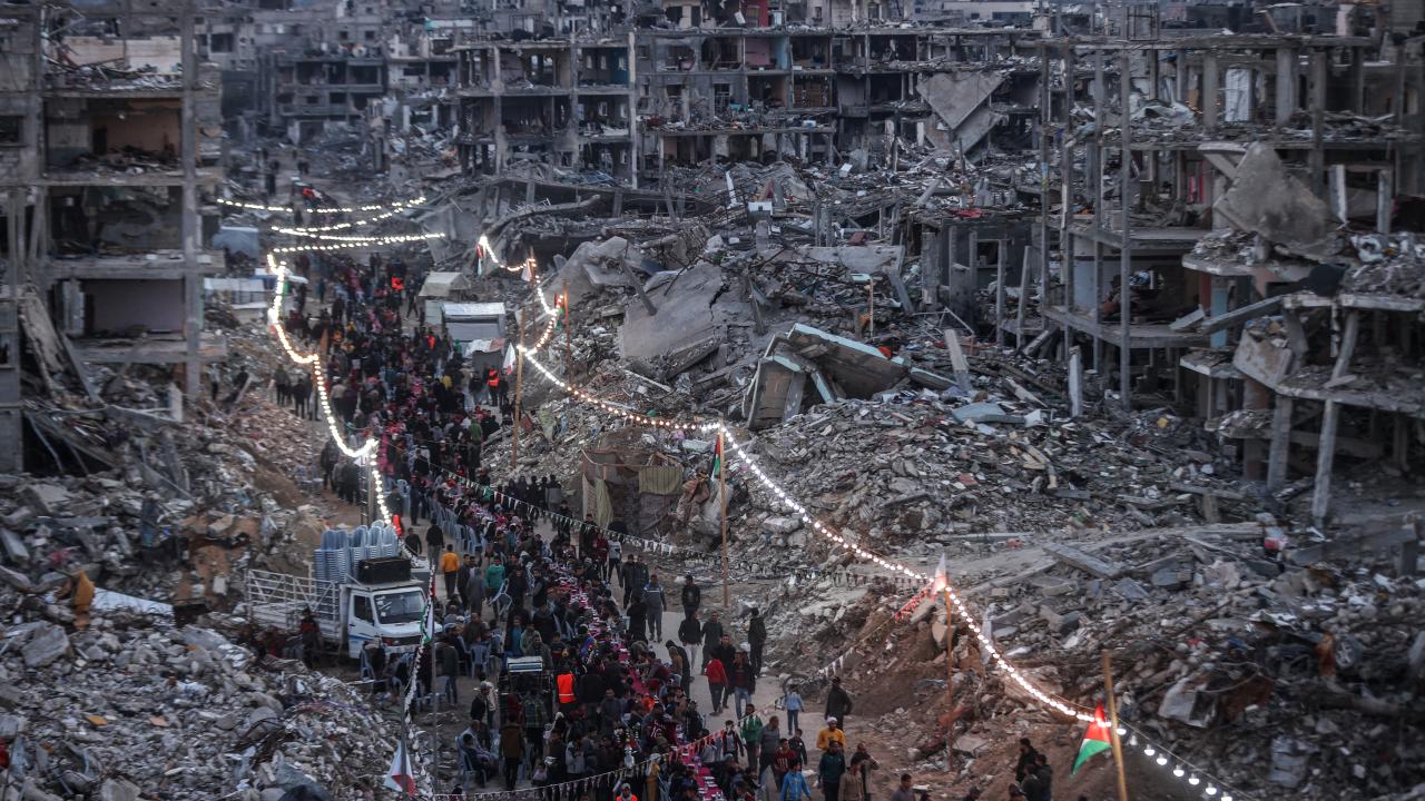 Enkazın arasında toplu iftar