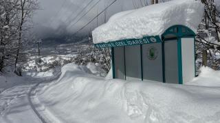 Bartın'ın yüksek kesimlerinde araçlar kar altında kaldı