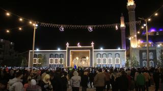 Esed rejiminin yıkılmasının ardından Humus'ta ilk teravih namazı