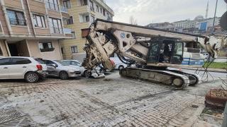 Zincir koptu, 200 tonluk iş makinesi yokuş aşağı sürüklendi