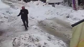 Çatıdan düşen kar kütlesinden son anda kurtuldular