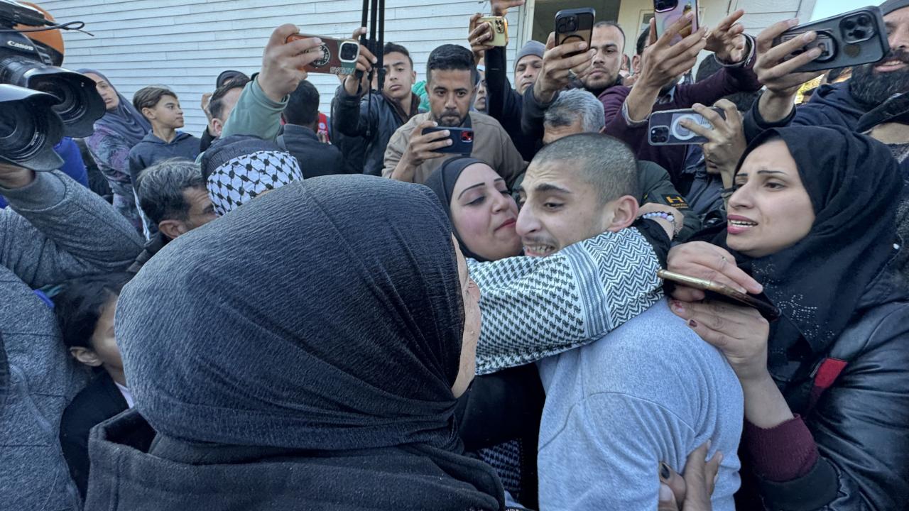 Katil İsrail'in serbest bıraktığı kadın ve çocuklar Gazze'ye ulaştı