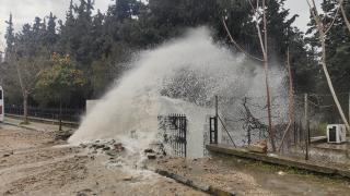 Kuşadası'nda isale hattı patladı, mezarlığı su bastı