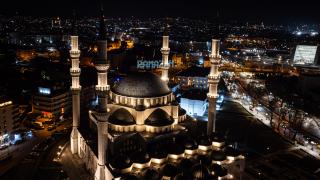 Ankara'daki camiler mahyalarla süsleniyor