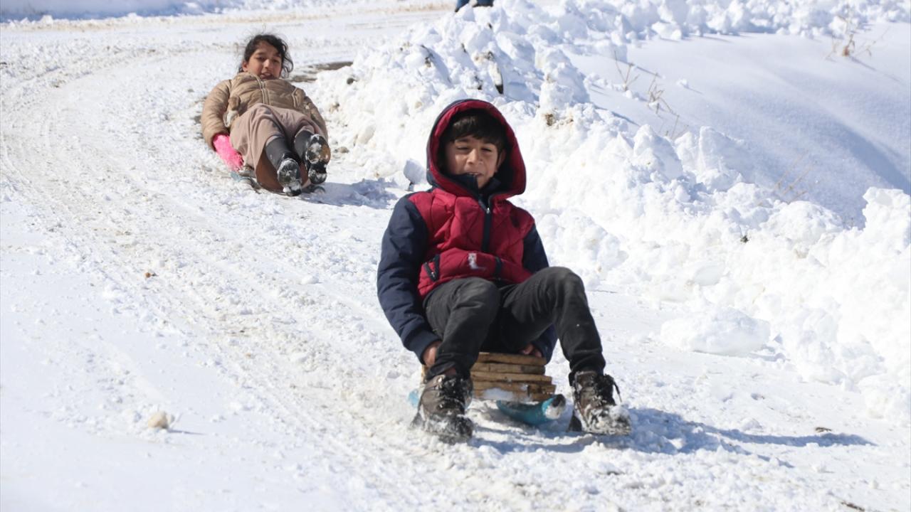 Siirt'te köylerde çocuklar karın keyfini kızak yaparak çıkardı