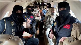 Kırmızı bültenle aranan 2 kişi Türkiye'ye getirildi