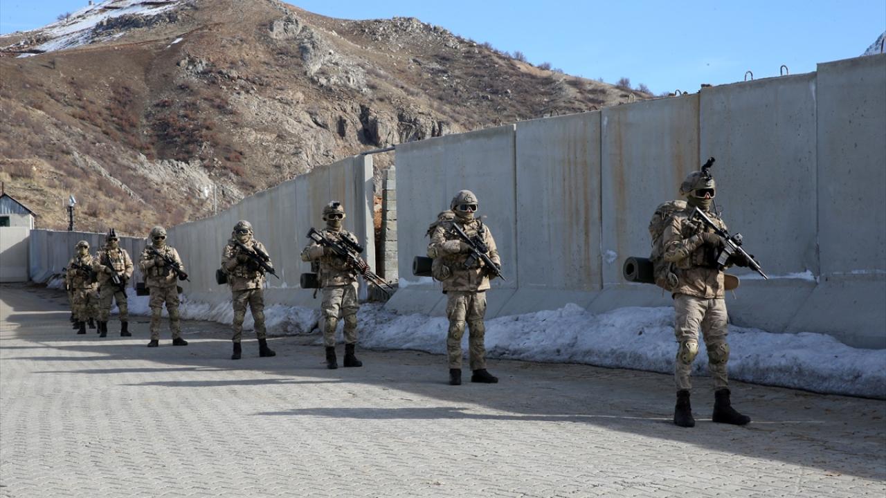 JÖH timleri, yüksek rakımlı dağlarda operasyonlarını sürdürüyor