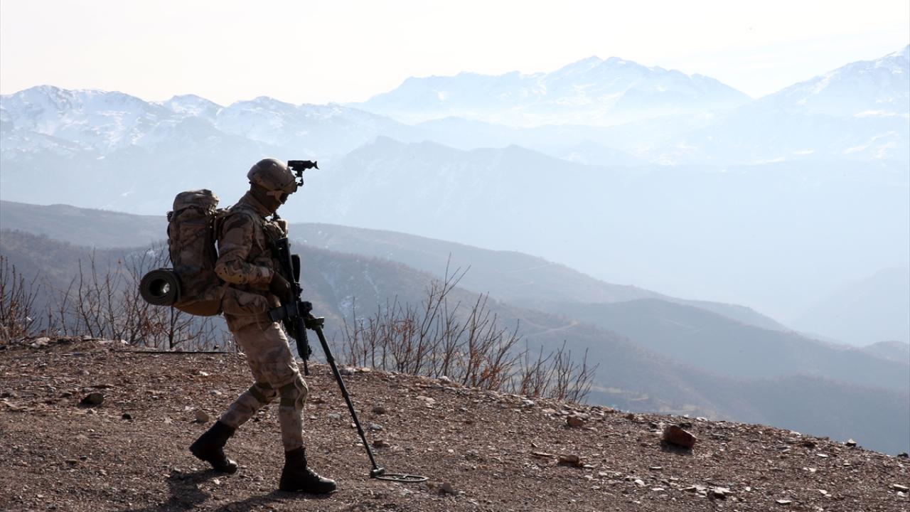 JÖH timleri, yüksek rakımlı dağlarda operasyonlarını sürdürüyor