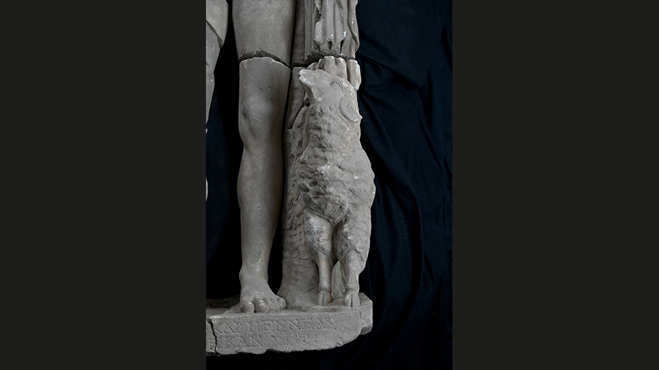 Zeus`un habercisi Hermes`i tasvir eden heykel