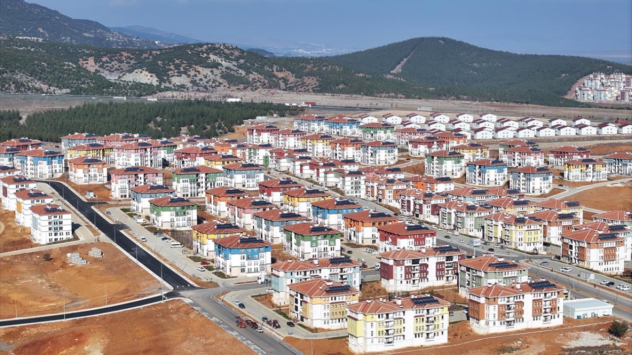 Deprem bölgesindeki 11 ilde 201 bin 580 ev teslim edildi.