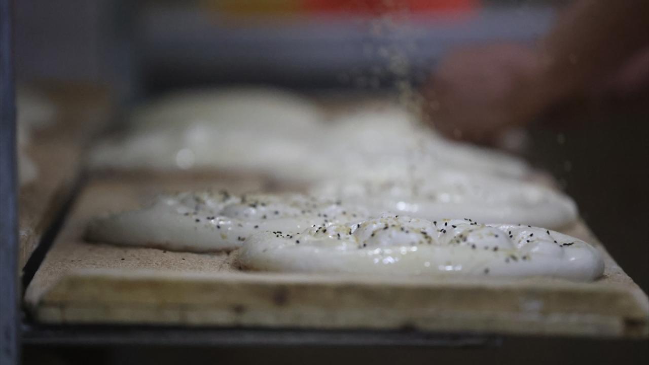 Uzun kuyruklar, pide ustalarını mutlu ediyor