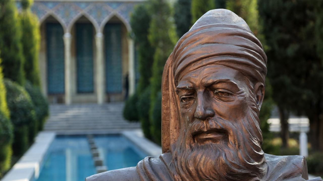 Saib-i Tebrizi’nin anıt şeklindeki makberi, sade ama etkileyici bir yapıya sahip