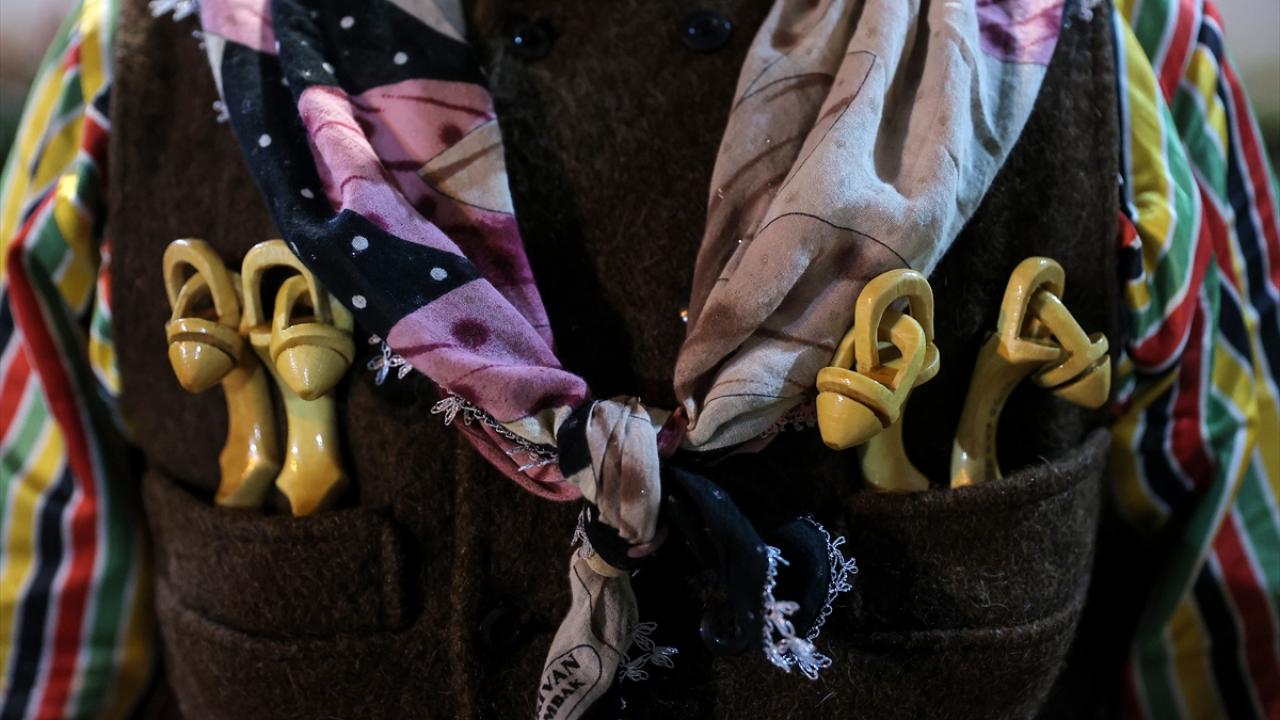 "Yöremizde her düğünde mutlaka bu kaşıklarla oynanır"