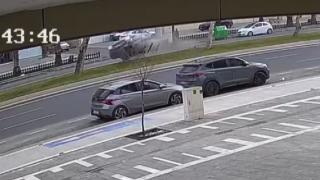 Kontrolden çıkan otomobil ağaca çarptı