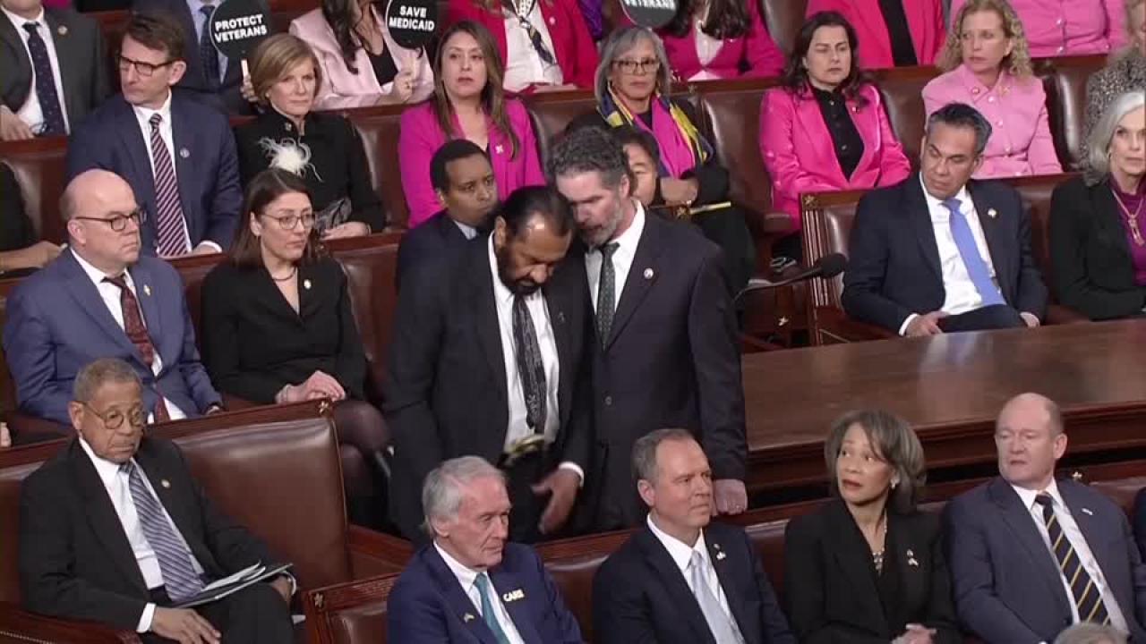 Trump'ın Kongre konuşmasını bölen Demokrat meclis üyesi salondan çıkarıldı