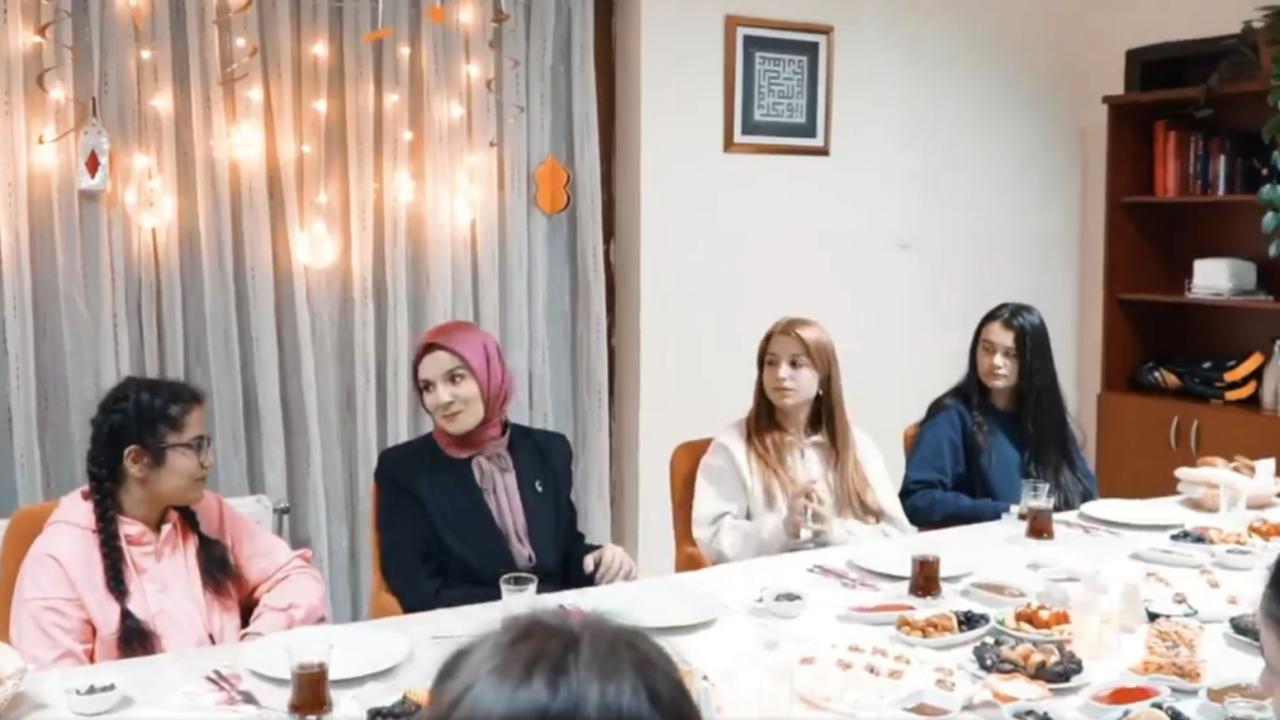 Bakan Göktaş, çocukların sahur sofrasına konuk oldu