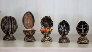 Ceviz kabuğu ve atık malzemelerle minyatür hediyelik eşyalar tasarlıyor