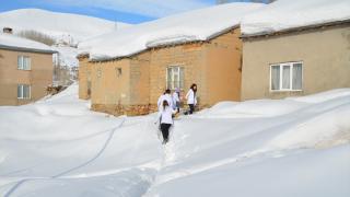 Hakkari'de mobil ekipler, karla kaplı köylere sağlık hizmeti götürüyor