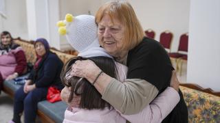 Huzurevi sakini yaşlı teyzelerden devlet korumasındaki çocuklara sıcak dokunuş