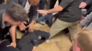 İsrail meclisinde güvenlik görevlileri ile esir yakınları arasında arbede