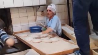 Pide tezgahının üzerine terliğiyle çıkıp üretim yaptı