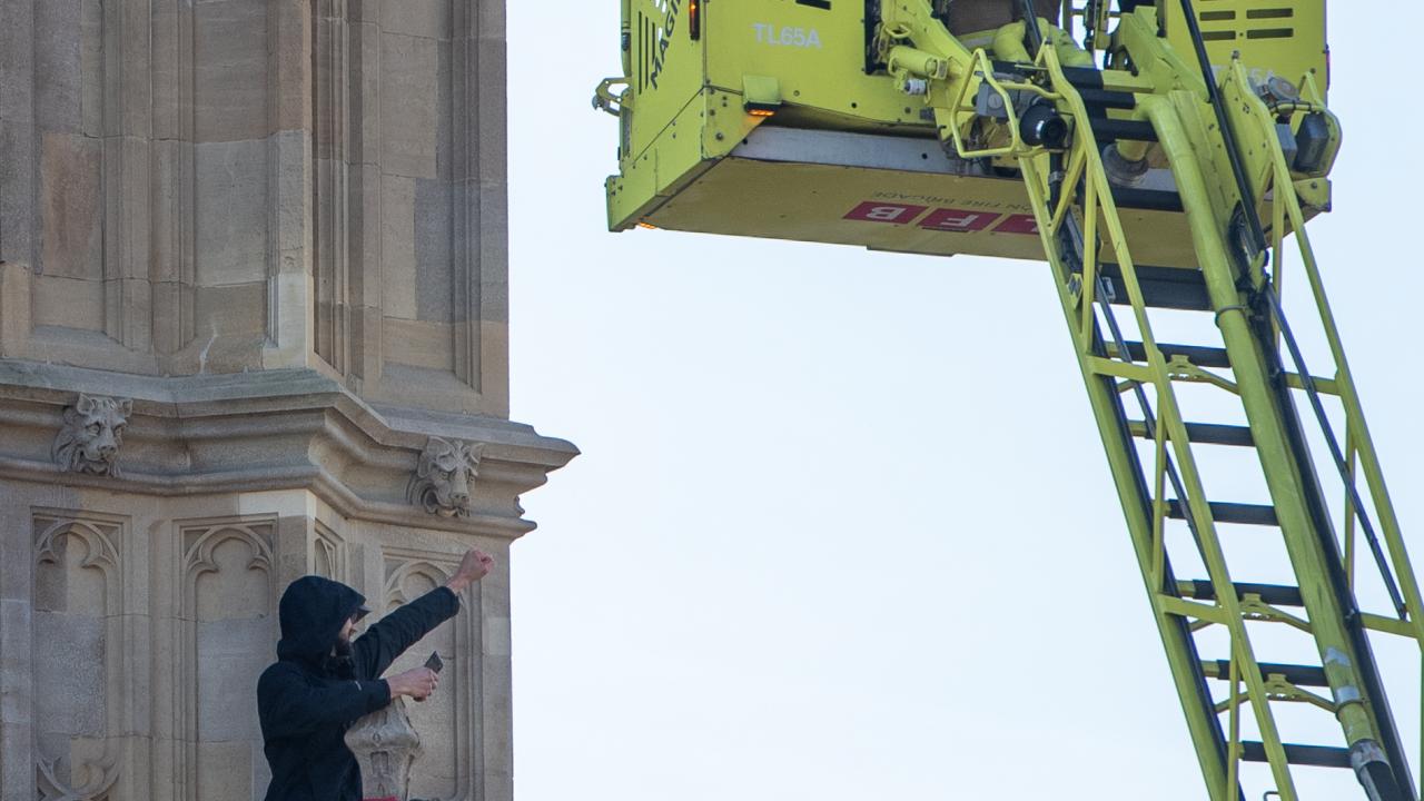 Filistin bayrağıyla Big Ben`e tırmandı