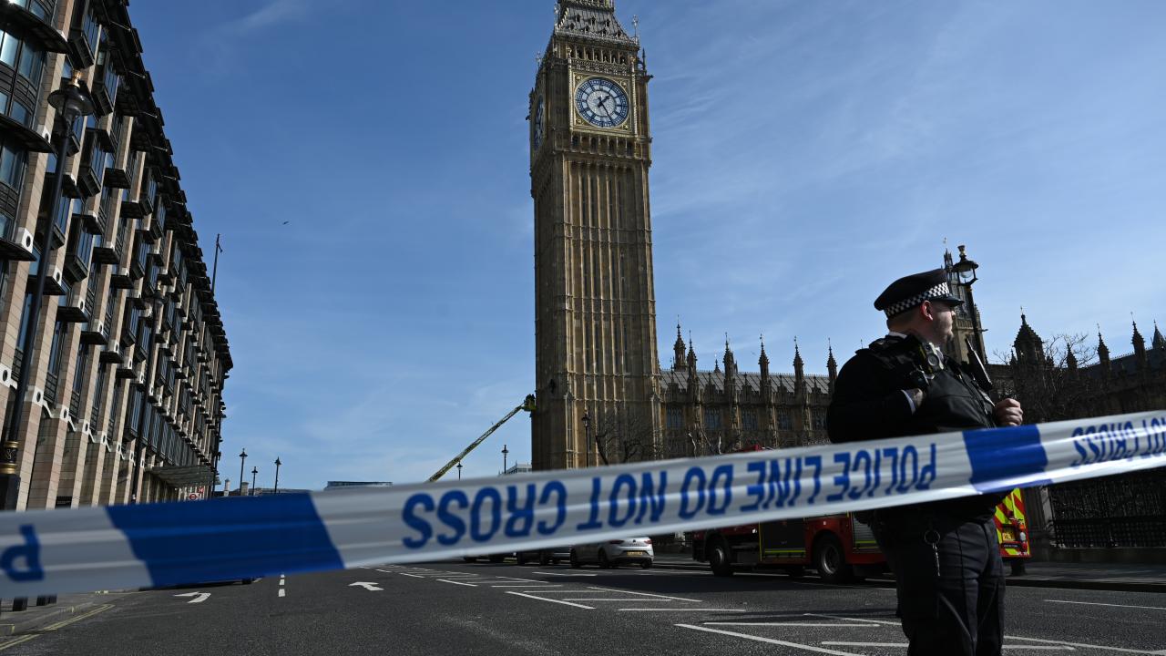 Filistin bayrağıyla Big Ben`e tırmandı