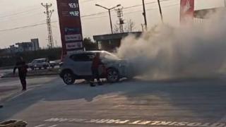 Arızalanan araç benzinlikte alev aldı: O anlar kamerada