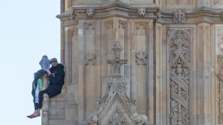 Londra'da bir gösterici Filistin bayrağıyla Big Ben'e tırmandı