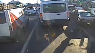 Kazanın şokuyla indiği arabasının peşinden koştu