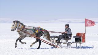 Yüzeyi kar ve buzla kaplı Çıldır Gölü, ziyaretçilerini ağırlıyor