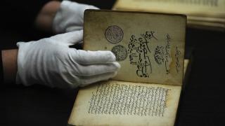 Gazi Hüsrev Bey Kütüphanesi yüzlerce yıllık el yazması eserleri muhafaza ediyor