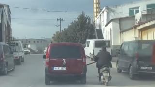 Emniyet kemeriyle motosiketi işte böyle çektiler