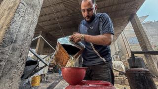 Filistinli Sahhar, Gazze’de yakıt krizine çözüm olarak plastik atıklardan akaryakıt üretiyor