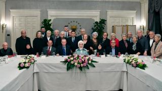 Cumhurbaşkanı Erdoğan'dan eşi Emine Erdoğan'ın yaşlılarla iftarına sürpriz ziyaret