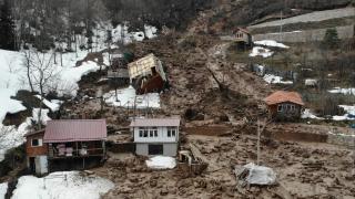Artvin'deki heyelanda bir ev takla atarak devrildi