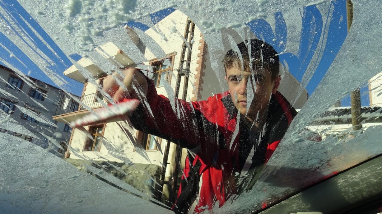 Kars'ta içme suyu şebekesi hatları dondu