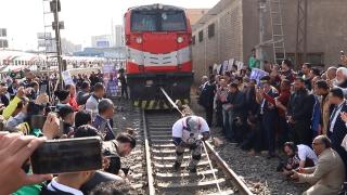 Mısırlı güreşçi oruçluyken 279 tonluk treni çekerek Guinness rekoru kırdı