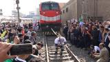 Mısırlı güreşçi oruçluyken 279 tonluk treni çekerek Guinness rekoru kırdı